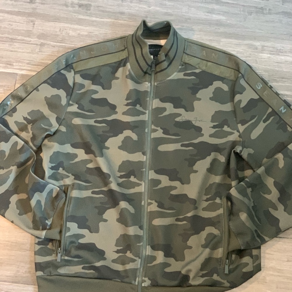 Mens camouflage jacket (the matching sweatpants should be bought with the jacket